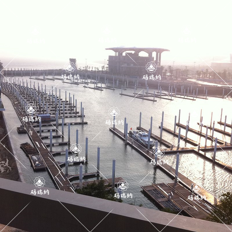 江蘇常熟濱江游艇俱樂(lè)部浮橋